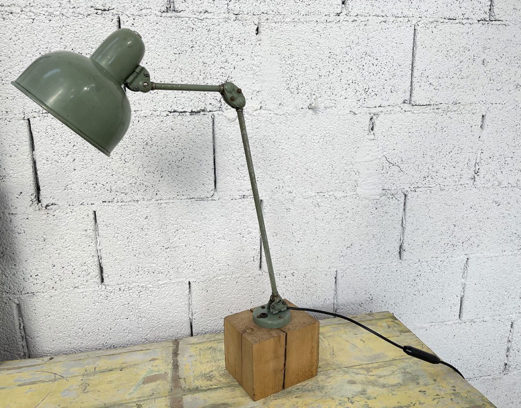 Ancienne lampe d'atelier sur socle en bois années 1950