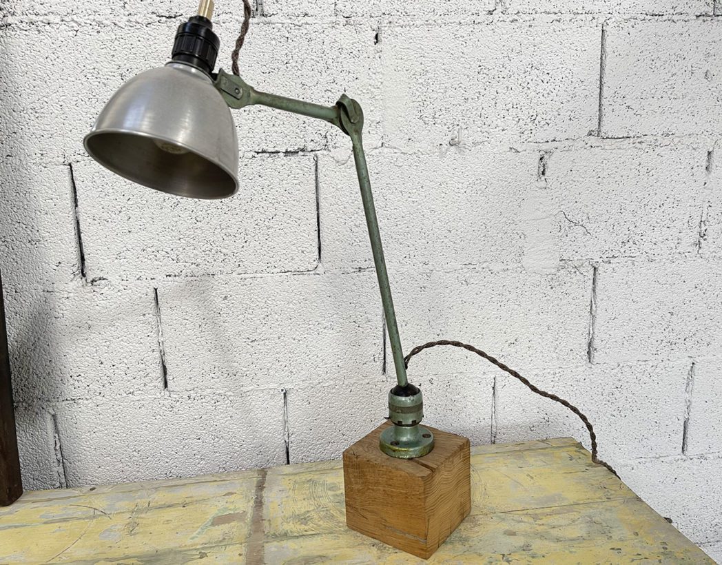 Ancienne lampe gras Ravel sur socle en bois modèle n°304 vert d'eau