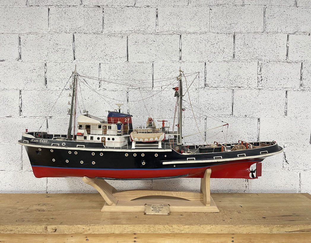 Ancienne miniature motorisée du bateau Jean Bart en bois et métal
